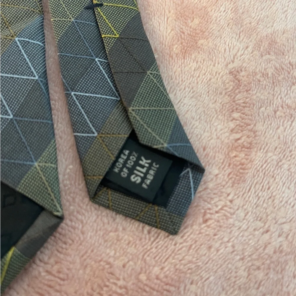 DKNY Men's Tie in Black and Brown with Yellow Accents